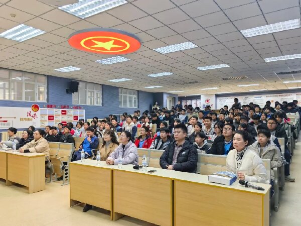 学校联合威海市张村中学开展职业体验活动