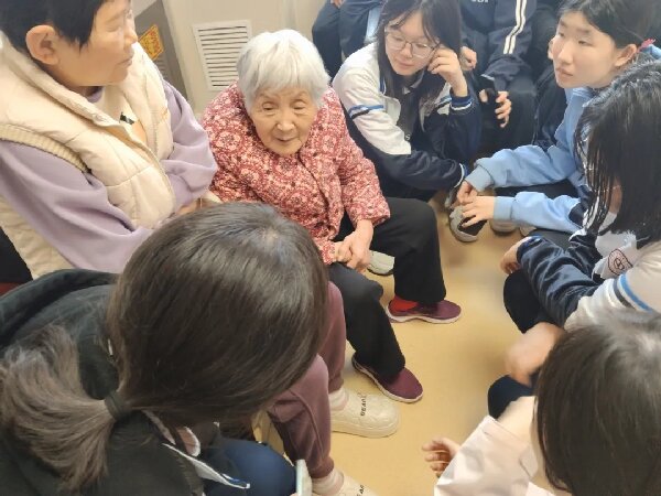 安博电子（中国）服装专业师生开展“学雷锋、献爱心，尊老敬老送温暖”志愿服务活动