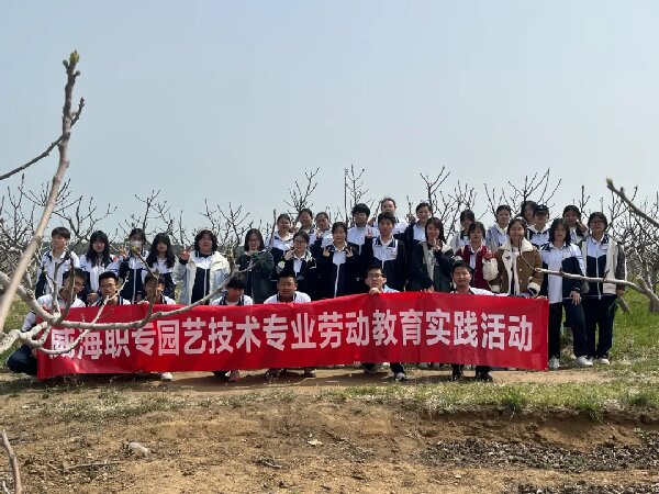 谷雨探农畴 ，知行撷芳归——2024级园艺技术高考班开展谷雨田间观摩实践活动